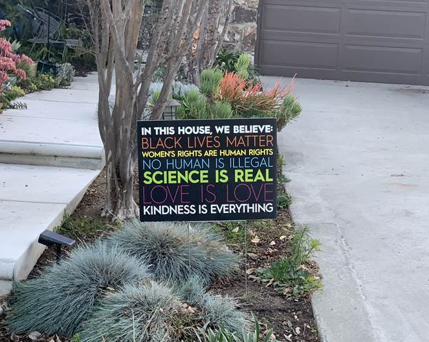 A sign in front of a house

Description automatically generated